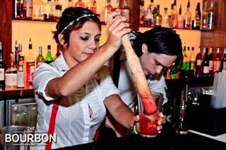 Melissa beim Vorbereiten von Cocktails im Bourbon-Hotel in Sydney